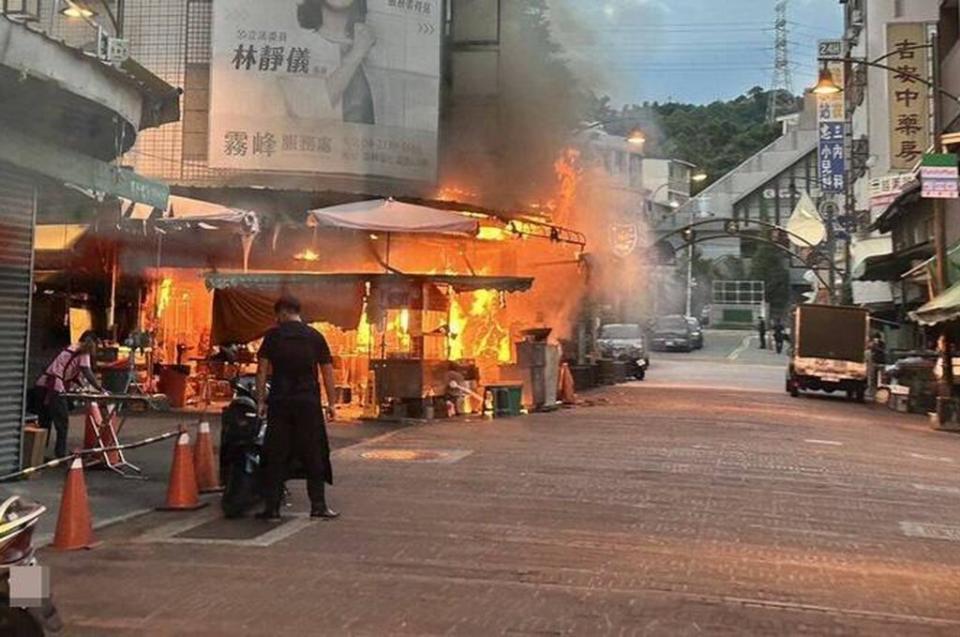 霧峰區知名的「阿滿麵線」昨日清晨起火燃燒，火勢並延燒一旁的鐵皮屋。（記者陳金龍翻攝）