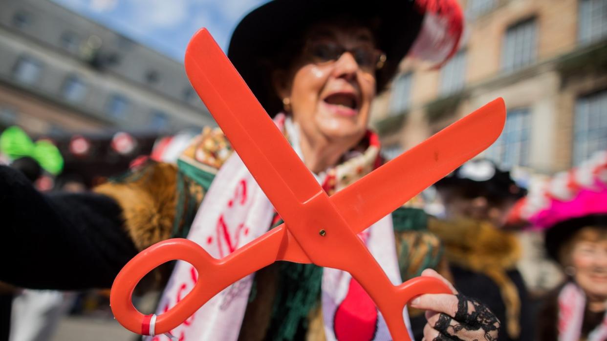 Vielerorts übernehmen die Frauen die Macht in den Rathäusern, fordern Stadtschlüssel ein und schneiden Krawatten ab.