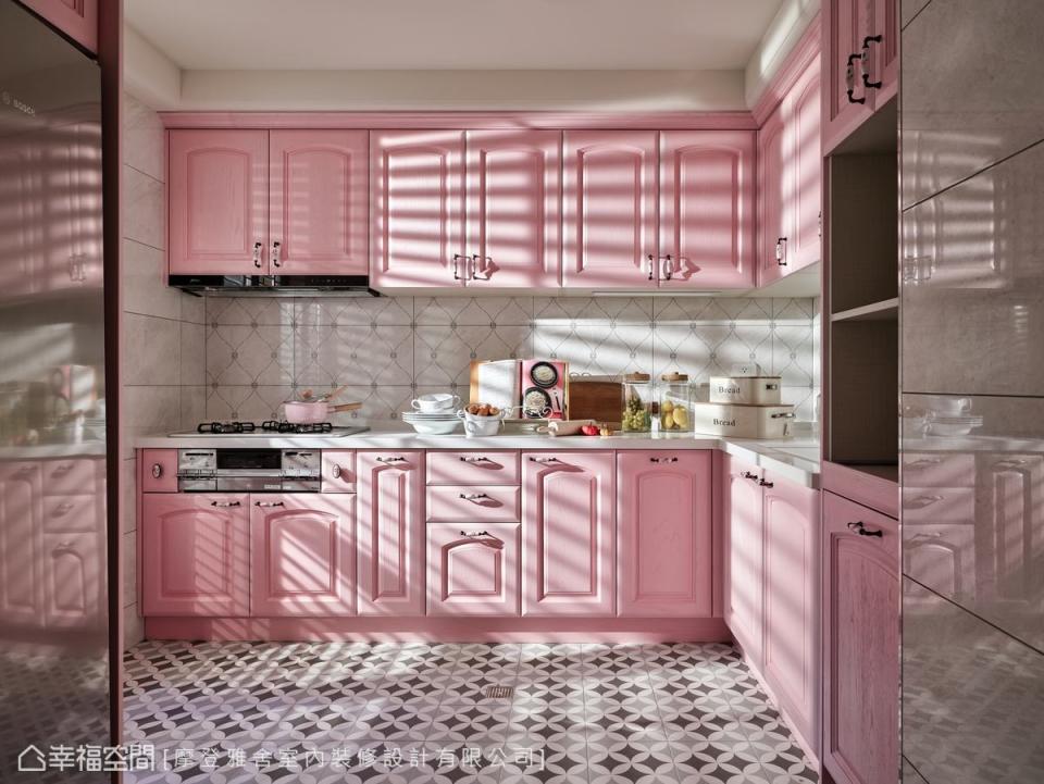 採用春意盎然的粉紅色作為主色，讓少女心的媽媽每次下廚都有好心情。