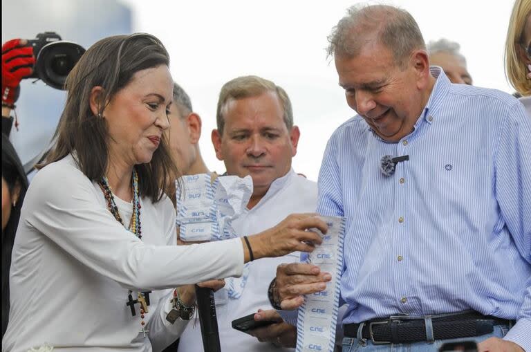 La líder opositora María Corina Machado (izquierda) y el candidato opositor Edmundo González sostienen actas de recuento de votos desde lo alto de un camión durante una protesta contra los resultados oficiales de las elecciones presidenciales que declararon al presidente Nicolás Maduro como ganador en Caracas, el martes 30 de julio de 2024