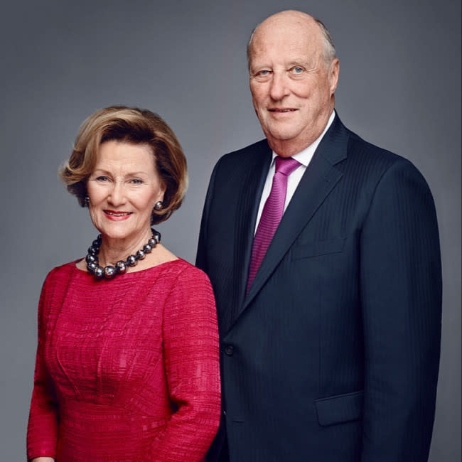 Harald de Noruega, en un retrato oficial junto a la reina Sonia credit:Bang Showbiz