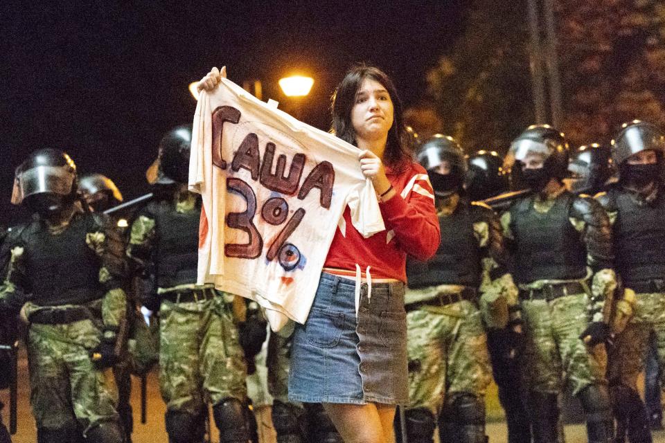Eine Demonstrantin zeigt das aus ihrer Sicht realistische Ergebnis Lukaschenkos (Bild: Celestino Arce/NurPhoto via Getty Images)