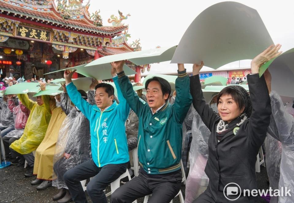 民進黨總統候選人賴清德「唱土地的歌 拼咱的希望」環島造勢活動，今早在宜蘭礁溪玉鼎慈天宮廣場進行首場造勢活動，賴清德和唐美雲等人和許多宜蘭民眾冒雨排出「選」字。   圖：張良一/攝