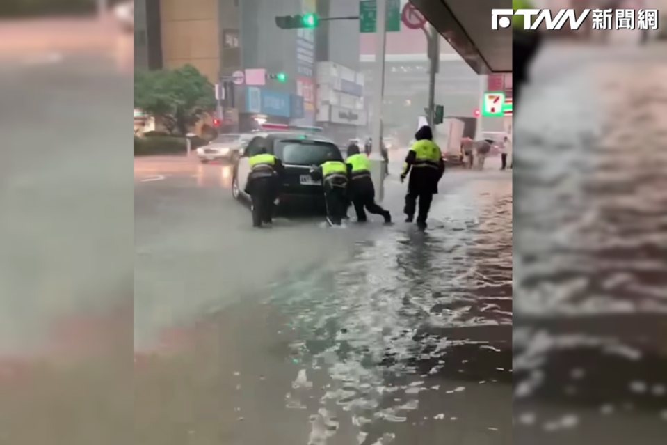 台北車站中正分局附近也嚴重嚴重，連警車都拋錨，多名警員合力推車。（圖／記者爆料網）