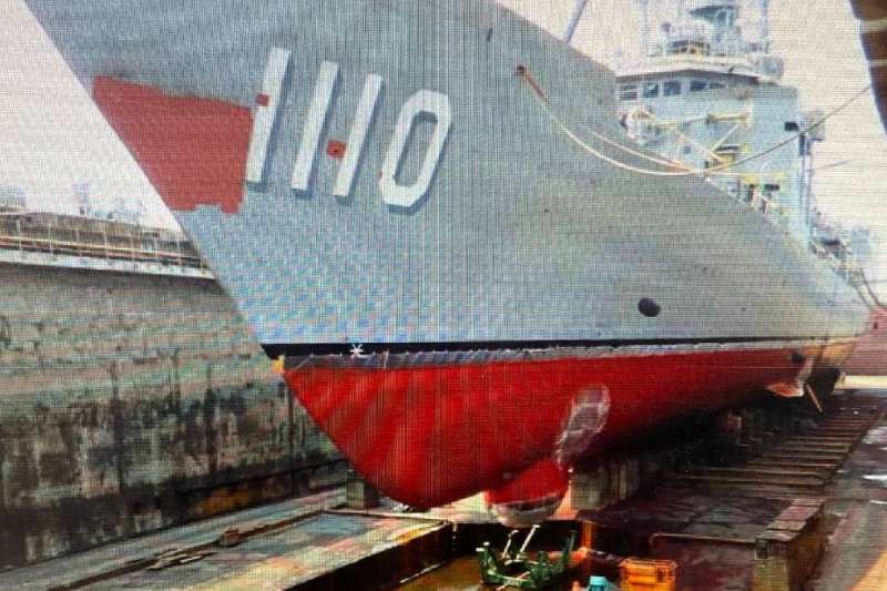 海軍成功級巡防艦1110田單號於4個月前塗裝一款荷蘭「IP-1100矽基型水下防污漆」，重新下水，想藉塗膜剝離海生物繁衍，以免影響航速及匿蹤戰力。（爆料者提供）