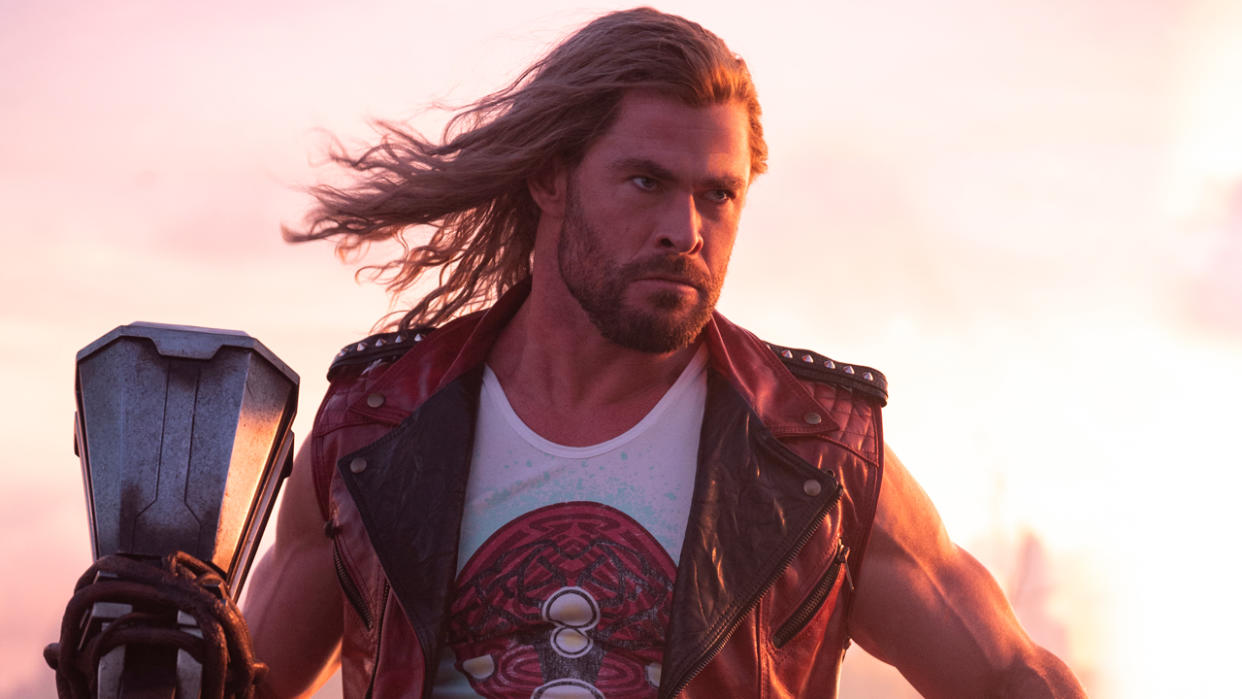  Thor (Chris Hemsworth) in thor: love and thunder 