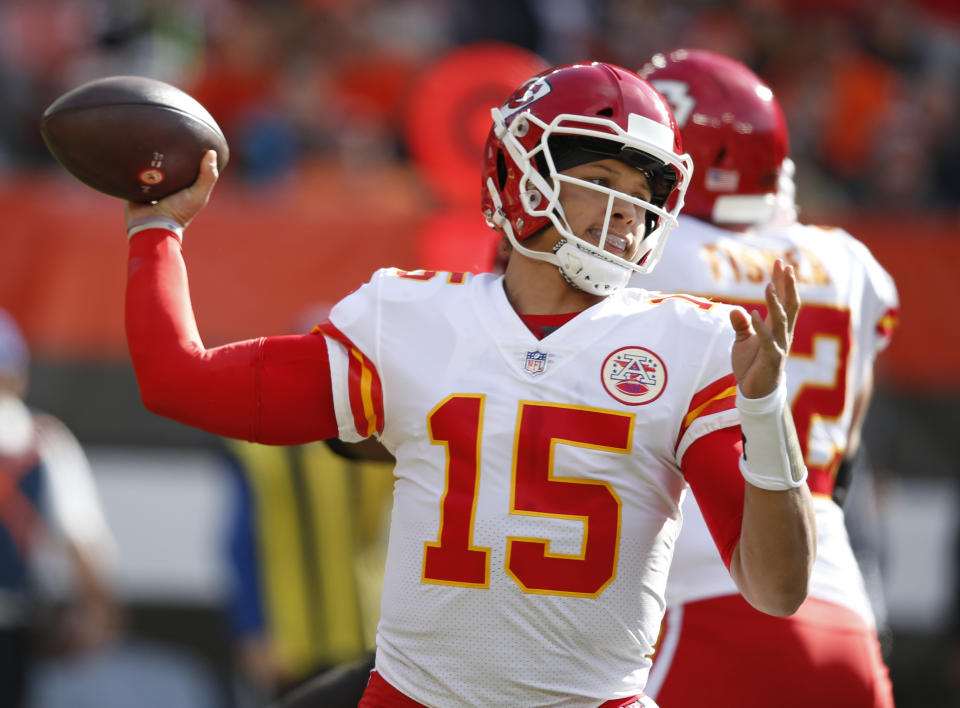 ARCHIVO - En esta foto del domingo 4 de noviembre de 2018, Patrick Mahomes, quarterback de los Chiefs de Kansas City, lanza un pase durante la primera mitad del encuentro ante los Browns de Cleveland (AP Foto/Ron Schwane, archivo)