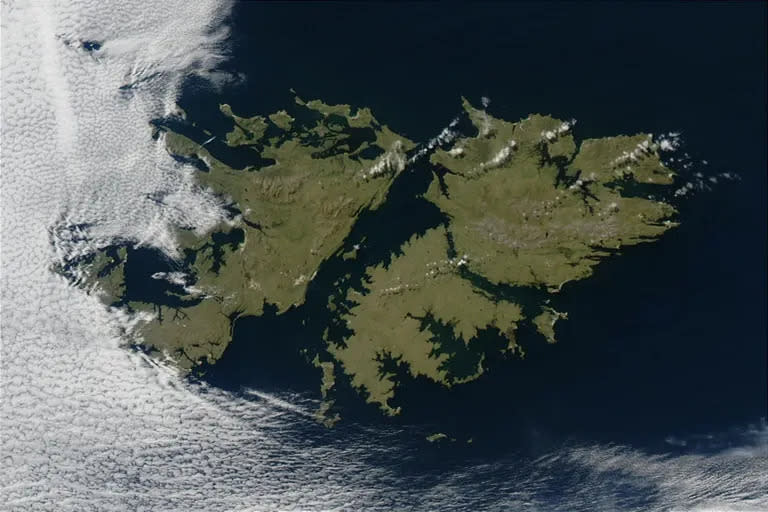 La “prioridad” del Gobierno en lo relativo a la política nacional de conexión aérea con las Islas Malvinas es la “reanudación de los vuelos regulares directos desde el territorio continental argentino”