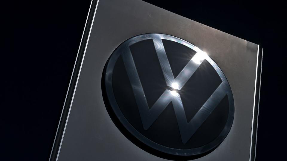Das VW-Logo vor dem Werksgelände von Volkswagen in Zwickau.