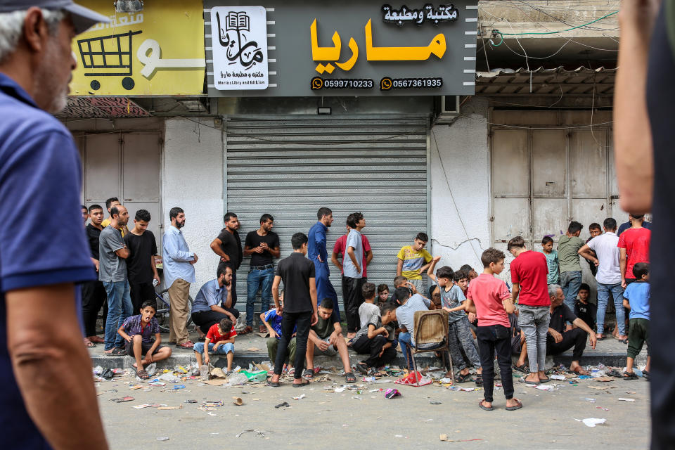 Humo en el norte de Gaza visto desde Sederot, Israel, el domingo. (Tamir Kalifa/The New York Times)