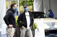 En esta foto del 9 de abril de 2020, el actor Sean Penn, izquierda, fundador de la organización sin ánimo de lucro CORE, y Mark Burnett, presidente de MGM Worldwide Television Group, en un sitio para hacerse pruebas de coronavirus afuera del ayuntaimento de Malibú, California. El actor ganador del Oscar se asoció con la oficina del alcalde de Los Ángeles Eric Garcetti y el departamento de bomberos de la ciudad para realizar de manera segura y gratuita pruebas de COVID-19 desde el auto a personas con síntomas del virus. (AP Foto/Chris Pizzello)