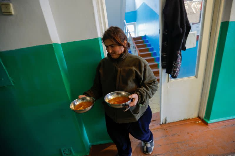 FOTO DE ARCHIVO. Yelena Bakumenko, de 34 años, civil evacuada de la ciudad salinera de Soledar en el transcurso del conflicto entre Rusia y Ucrania, lleva platos de sopa en un centro de alojamiento temporal situado en un dormitorio local en Shakhtarsk (Shakhtyorsk) en la región ucraniana de Donetsk, controlada por Rusia