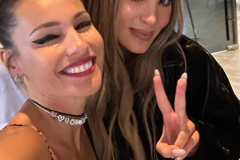 Pampita posó junto a Belinda en Bangkok