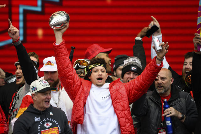 Super Bowl 2020: Chiefs' Travis Kelce gives power-packed parade