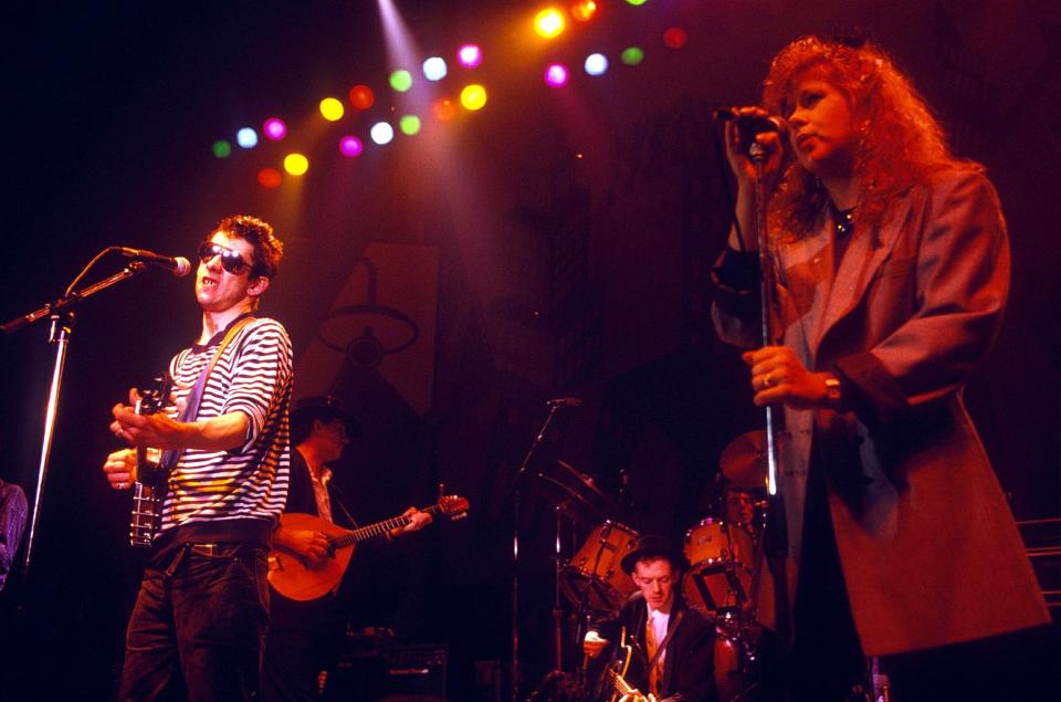 The Pogues und Kirsty MacColl bei einem Liveauftritt (Bild: Brian Rasic/Getty Images)