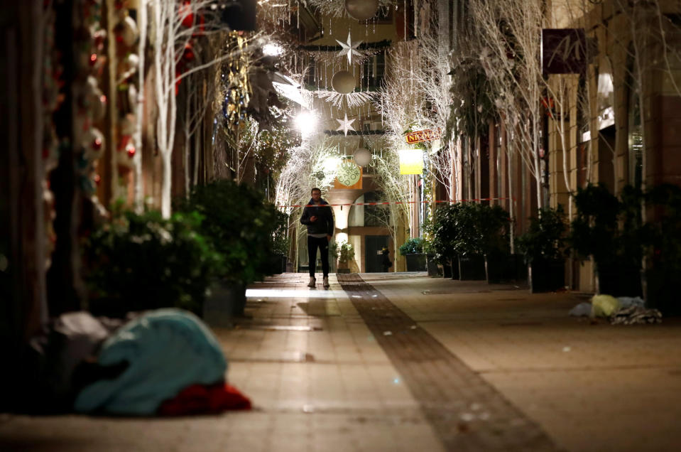 <p>Un hombre camina por una calle que está completamente desierta.<br><br>Foto: REUTERS/Christian Hartmann </p>