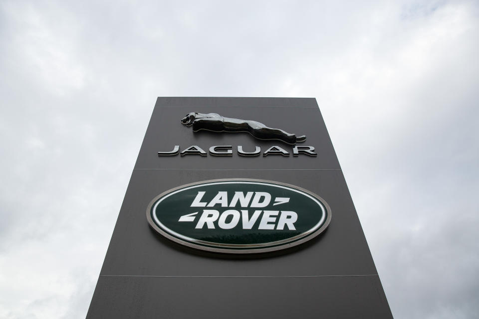 <p>Ha sufrido especialmente los problemas de su filial Jaguar Land Rover que se ha visto afectada por las malas ventas en China, las tensiones arancelarias con Estados Unidos y el riesgo de un Brexit duro.<br><br>Foto: Simon Dawson/Bloomberg via Getty Images </p>