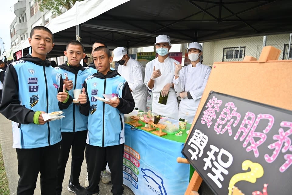 「臺東縣國中生實作體驗類科探索園遊博覽會」規劃多元體驗攤位，提供國中學生試探興趣與能力，也讓家長從產業面看見人才發展趨勢。

 