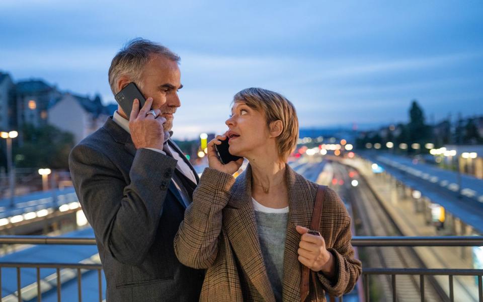 Heike Makatsch und Sebastian Blomberg übernehmen die letzte neue "Tatort"-Ermittlung vor der Sommerpause 2022. Ihr Fall "In seinen Augen" läuft am Sonntag, 26. Juni. (Bild: SWR/Daniel Dornhöfer)