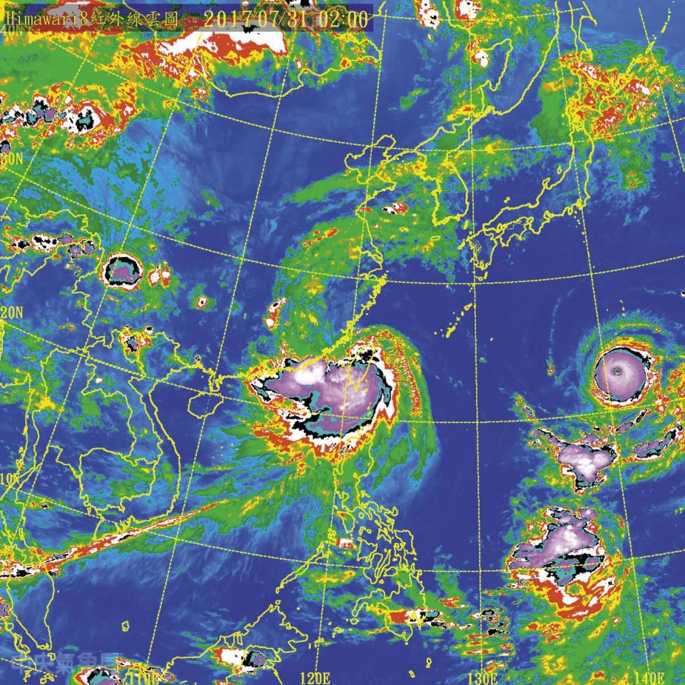 颱風通過台灣時，南方起西南風，颱風尾巴帶起一長條的旺盛水氣，這股暖濕空氣遭到山脈阻擋後，容易凝結而降雨，常導致中南部地區產生豪雨，例如莫拉克和敏督利颱風皆造成嚴重災害。（翻攝自中央氣象局網站）