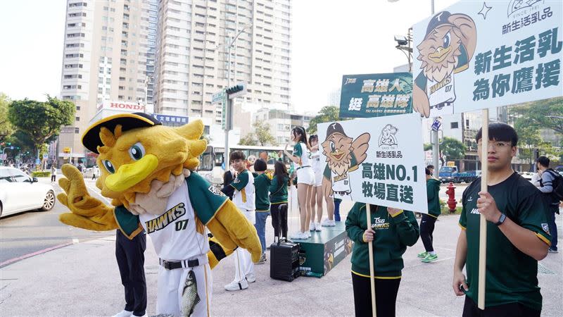 台鋼雄鷹除了路口拜票外，洪一中30日將「車掃」號召高雄市民站出來。（資料圖／翻攝自台鋼雄鷹臉書）