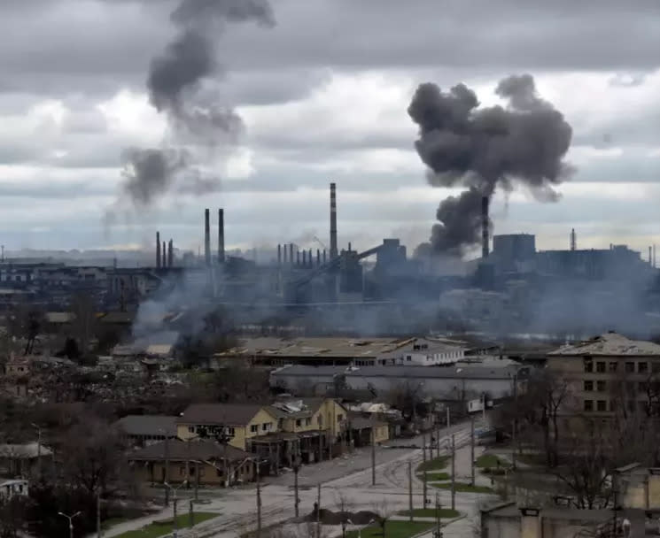 遭包圍攻擊的馬里烏波爾（Mariupol）的亞速鋼鐵廠（Azovstal steel factory）。   圖：翻攝自海外網