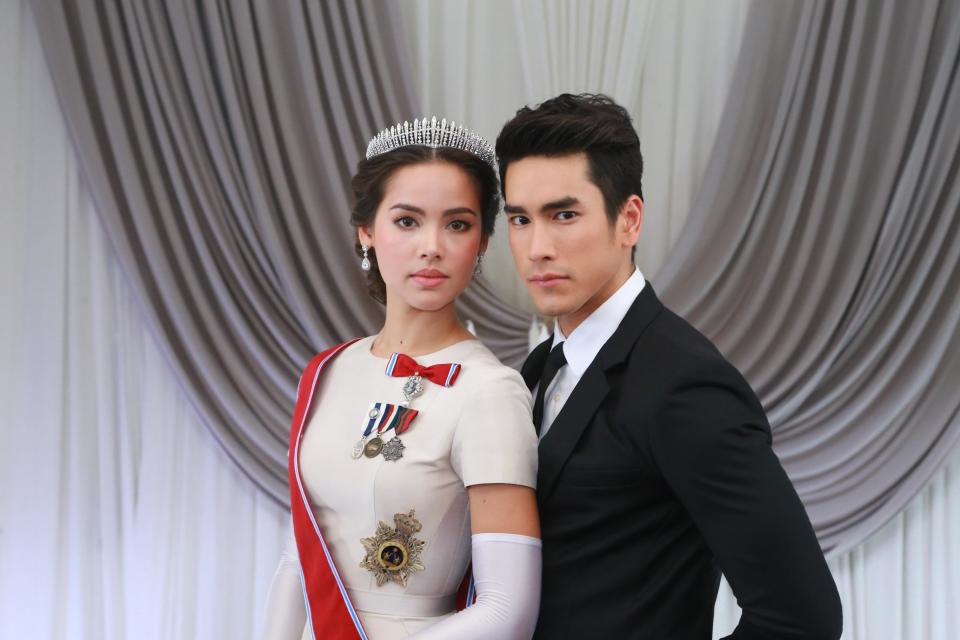 ▲Yaya (左) 飾演的愛麗絲公主與Nadech (右) 飾演的達文海軍少校，共譜跨越階級之戀。