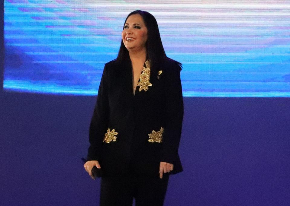 Ana Gabriel recibió muestras de cariño durante su recital en Ontario, California.