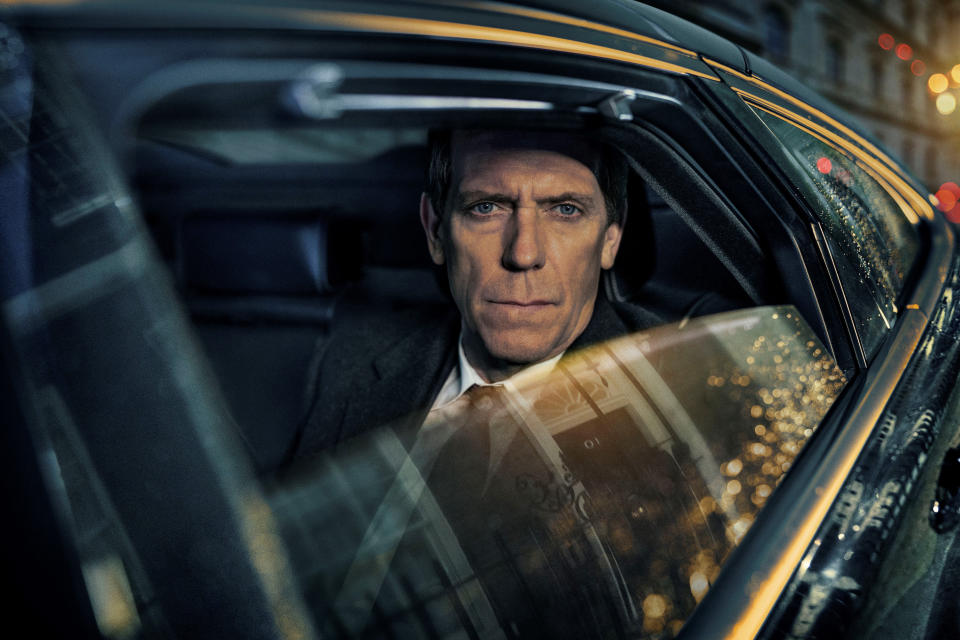 En esta imagen difundida por PBS, Hugh Laurie como un político británico descuidado envuelto en un escándalo en una escena de la serie de cuatro episodios "Roadkill", que se estrena el domingo 1 de noviembre de 2020 en PBS. (MASTERPIECE/PBS vía AP)