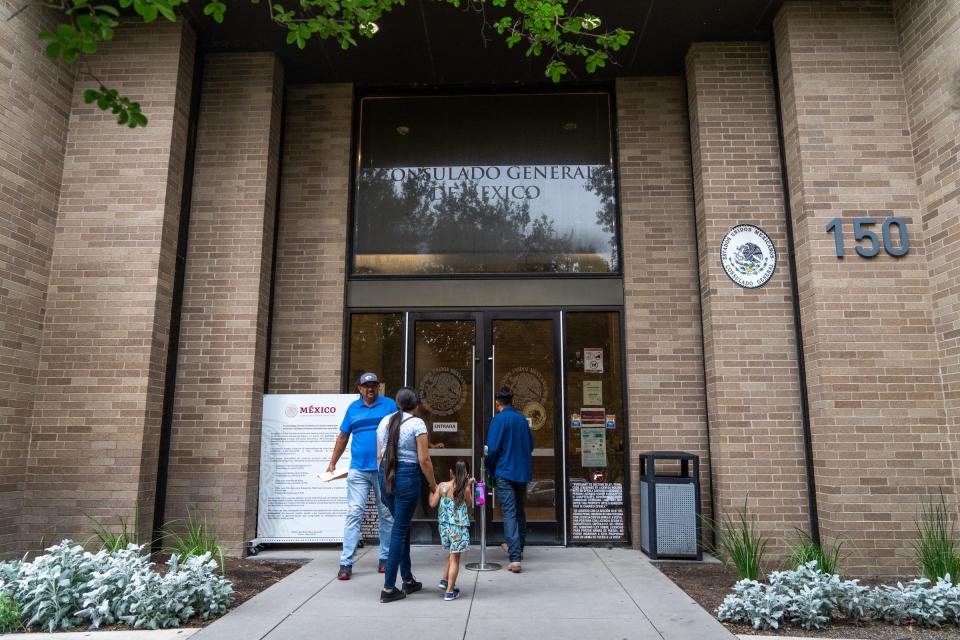 Visitantes caminan en la entrada del Consulado de México en Austin el martes. Algunos ciudadanos mexicanos que buscaban votar el domingo en las elecciones de su país desde Austin se mostraron inconformes al descubrir que el consulado local no era uno de los que ofrecería votación en persona.