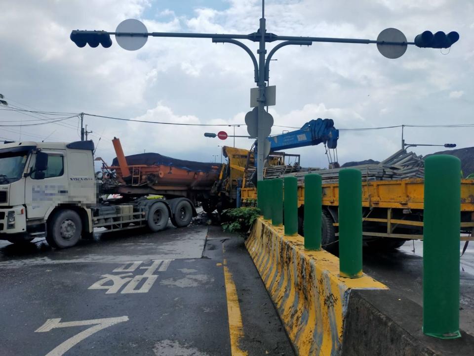 屏東縣消防局指出，14日上午接獲里港鄉國道10號里港交流道平面道路發生車禍，一輛砂石車過彎時，遭疑似闖紅燈大貨車攔腰撞上。（圖／屏東消防局提供）