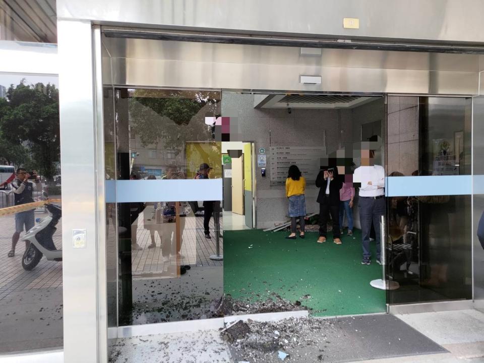數位發展部辦公廳舍遭受槍擊，現場玻璃門碎裂。讀者提供