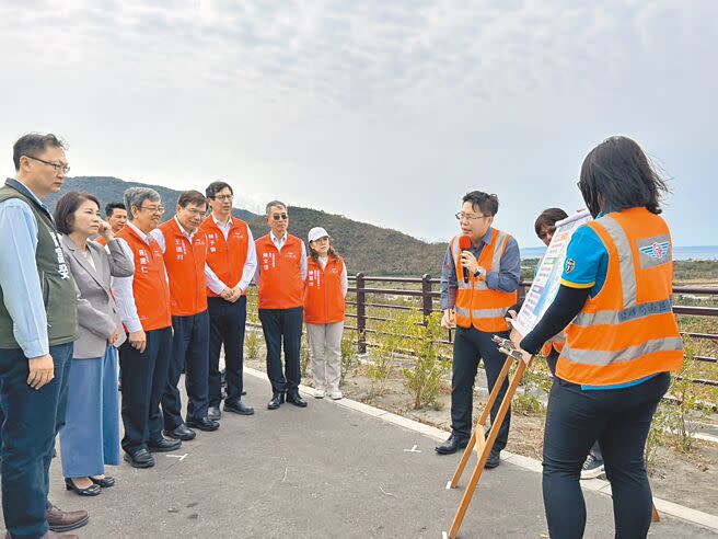 行政院長陳建仁（左三）9日至枋山火車站視察，當場宣布行政院已核定屏南快速公路可行性評估，後續將進行綜合規畫及環評。（謝佳潾攝）