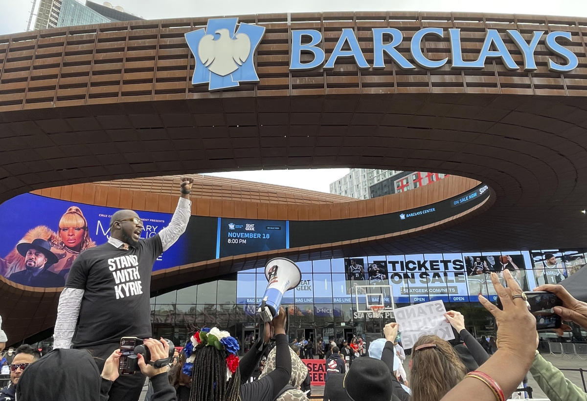 Fanatics at Brooklyn's Barclays Center Using Mobile-Checkout Fan Scan