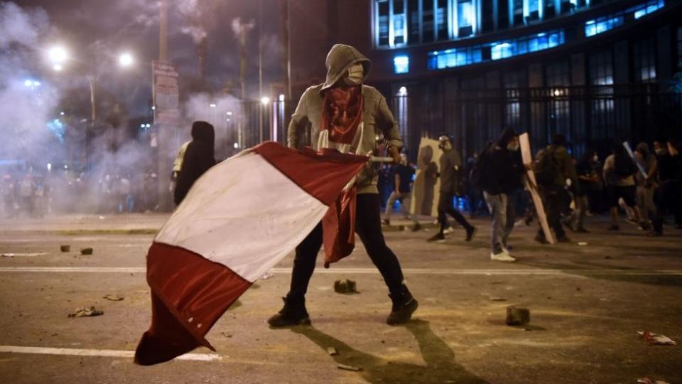 Los manifestantes pedían desde la noche del sábado la dimisión del presidente interino Manuel Merino que se concretó el domingo y expresaron su descontento por la destitución de Martín Vizcarra.