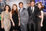 <p>Der Schauspieler spielte in „Crazy, Stupid, Love“ erstmals in einer romantischen Komödie mit. Bei der Premiere im Juli 2011 in New York posierte er mit den Co-Stars Marisa Tomei, Julianne Moore, Steve Carrell und Emma Stone. <i>(Bild: Jamie McCarthy/WireImage)</i></p>