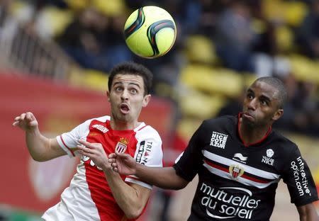 Football Soccer - Monaco v Nice - French Ligue 1 - Louis II stadium, 06/02/2016. Monaco's Bernardo Silva (L) challenges Nice's Ricardo Barbosa Pereira. REUTERS/Eric Gaillard