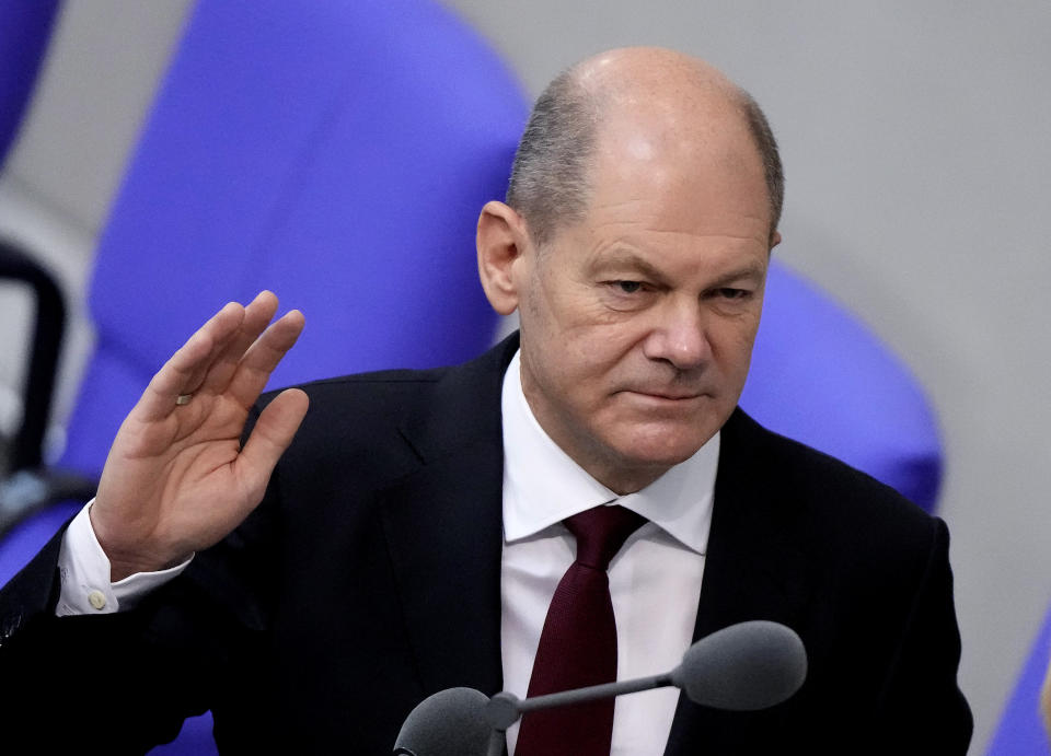 New elected German Chancellor Olaf Scholz is sworn in by parliament President Baerbel Bas in the German Parliament Bundestag in Berlin, Wednesday, Dec. 8, 2021. The election and swearing-in of the new Chancellor and the swearing-in of the federal ministers of the new federal government takes place in the Bundestag on Wednesday. (Photo/Markus Schreiber)