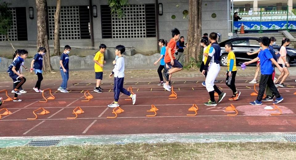 永信國小田徑隊本學年度克服疫情限制，積極勤練體能競技，挑戰各項田徑賽，共計獲得八金、十一銀、七銅等三十九個獎項。（記者汪惠松攝）