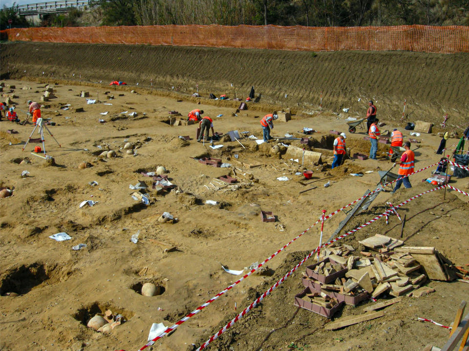 Excavaciones en la necrópolis occidental de Hímera en Sicilia. (Stefano Vassallo vía The New York Times)
