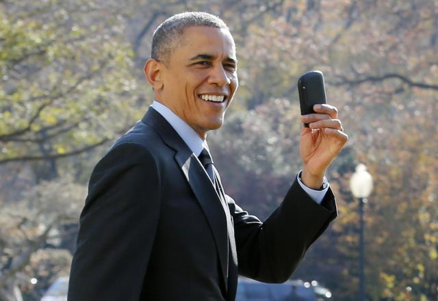 US President Barack Obama shows his Blackberry as he walks on the South Lawn of the White House in Washington, DC. Obama forgot to take his Blackberry devise and returned to pick it up at The White House before his departure to Las Vegas, Nevada on November 21, 2014. AFP PHOTO/YURI GRIPAS        (Photo credit should read YURI GRIPAS/AFP via Getty Images)