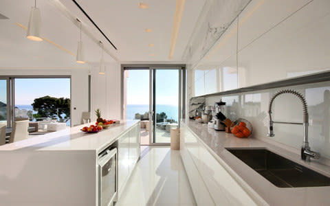 Though sleek and streamlined, the kitchen is comprehensively equipped