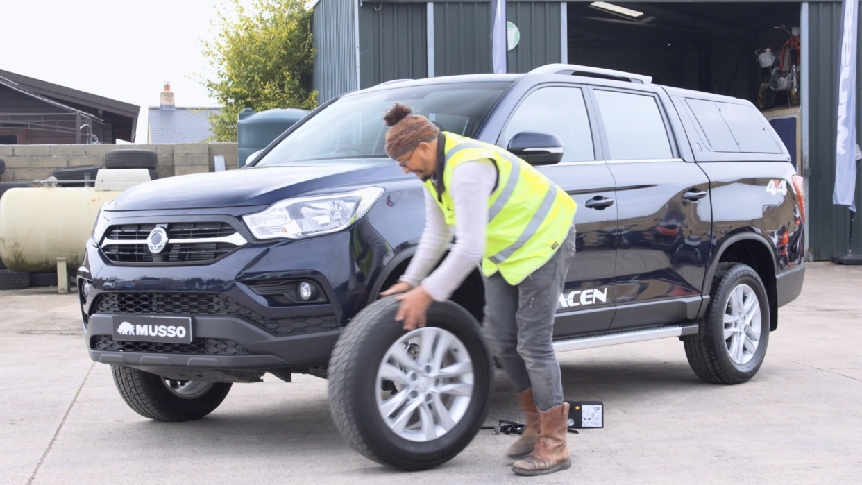 How to change a tyre