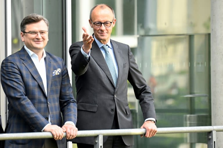 O líder dos democratas-cristãos alemães, Friedrich Merz (dir.), se reúne com o ministro das Relações Exteriores ucraniano, Dmytro Kuleba (esq.), em 12 de maio de 2022, em Berlim (AFP/Tobias Schwarz)