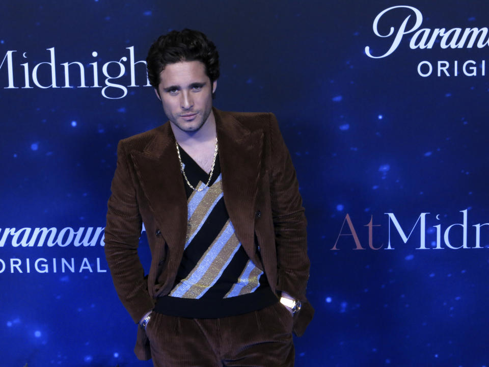 El actor mexicano Diego Boneta posa en la alfombra de la premiere de "At Midnight" en la Ciudad de México el 9 de febrero de 2023. (Foto AP/Berenice Bautista)