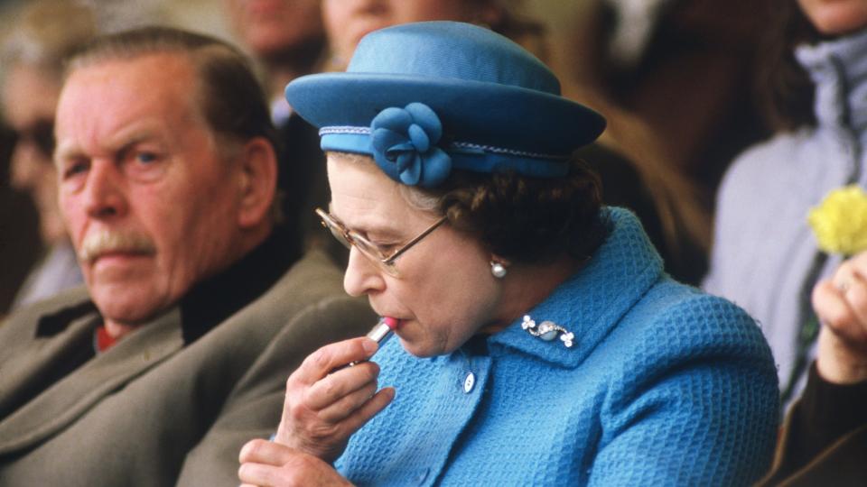 Queen Elizabeth caught doing some touch-ups