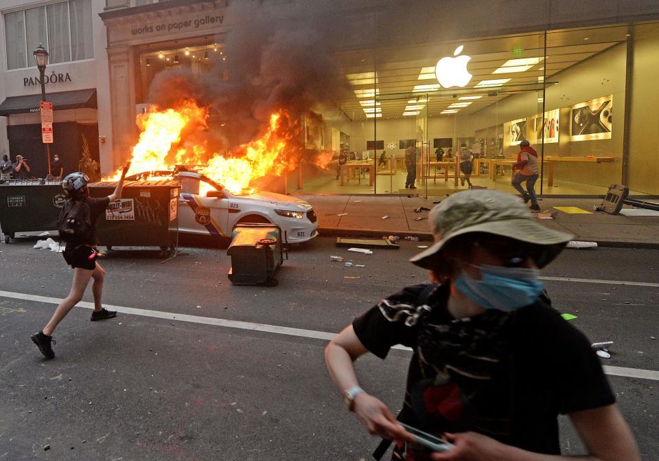 Am Rande der Demonstrationen gegen Polizeigewalt und Rassismus kommt es auch zu Sachbeschädigungen und Plünderungen. Davon betroffen sind auch die Geschäfte von Apple wie hier in Philadelphia. (Bild: Tom Kelly IV / Polaris/ddp)