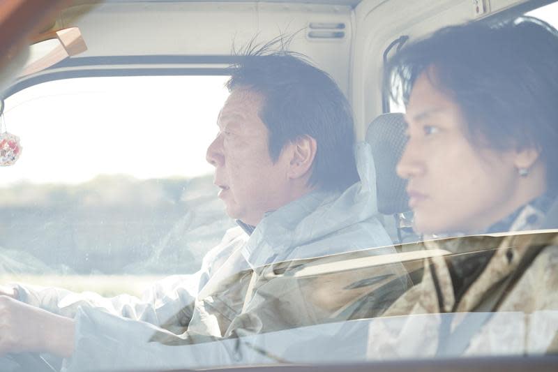 古田新太（左）在主演電影《空白》中飾演一名漁夫，新生代演員藤原季節（右）是他的弟子。（台北電影節提供）