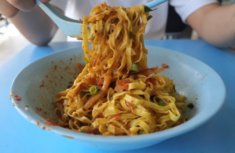 chao yang fishball noodle - tossing of noodles