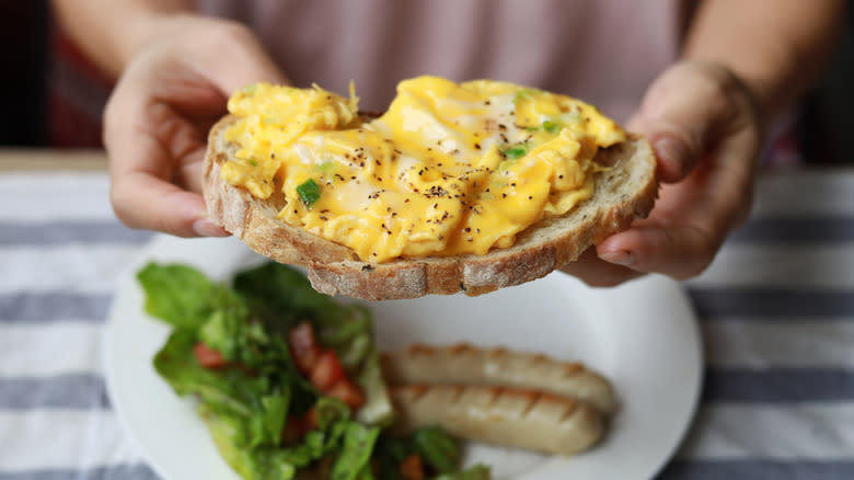 bread with scrambled egg